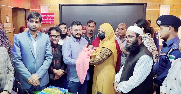 বেনাপোলে কুড়িয়ে পাওয়া নবজাতক পেলো নতুন মা-বাবা