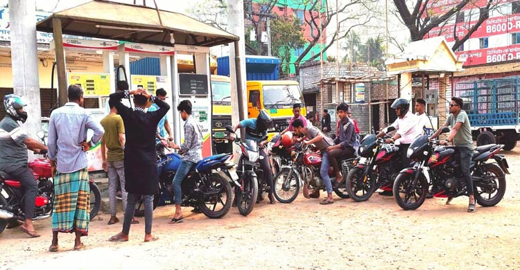 বিভিন্ন জেলায় তেল সংকট, পাম্পে উপচে পড়া ভিড়