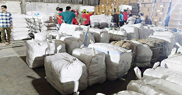 বেকিং পাউডারের নামে আনা হচ্ছিলো কাপড়-প্রসাধনি, ৬ কোটি টাকার পণ্য জব্দ