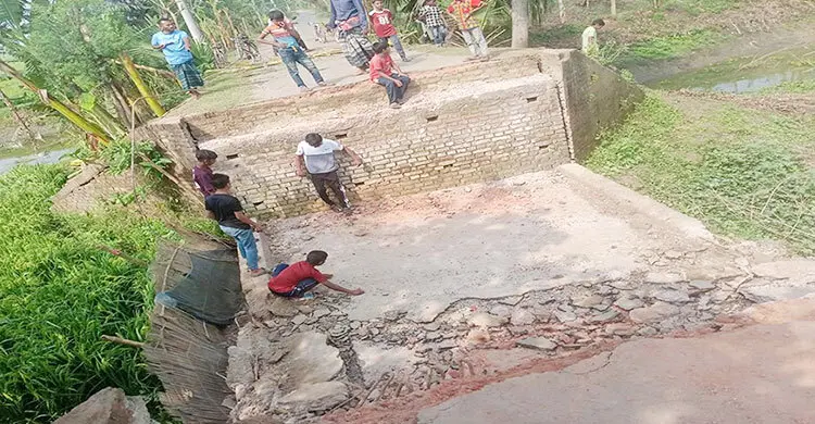বালুবাহী ট্রাকের ভারে সেতু ধসে যোগাযোগ বিচ্ছিন্ন, দুর্ভোগে স্থানীয়রা