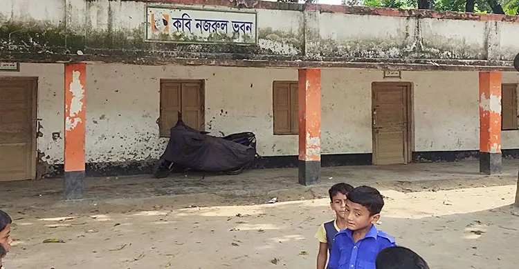 বেনাপোল সরকারি প্রাথমিক বিদ্যালয়ের ভবন পরিত্যক্ত, ক্লাস চলে বারান্দায়
