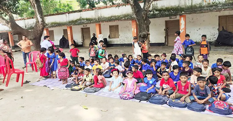 বেনাপোল সরকারি প্রাথমিক বিদ্যালয়ের ভবন পরিত্যক্ত, ক্লাস চলে বারান্দায়