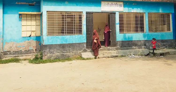 বেনাপোল সরকারি প্রাথমিক বিদ্যালয়ের ভবন পরিত্যক্ত, ক্লাস চলে বারান্দায়