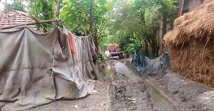 এক কিলোমিটার কাঁচা রাস্তার জন্য দুর্ভোগে শতাধিক পরিবার