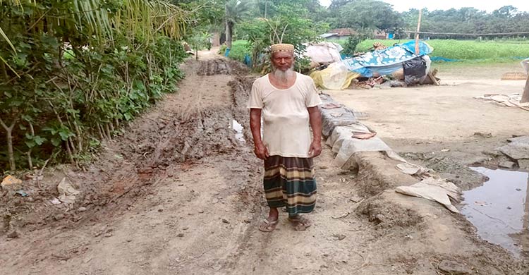 এক কিলোমিটার কাঁচা রাস্তার জন্য দুর্ভোগে শতাধিক পরিবার