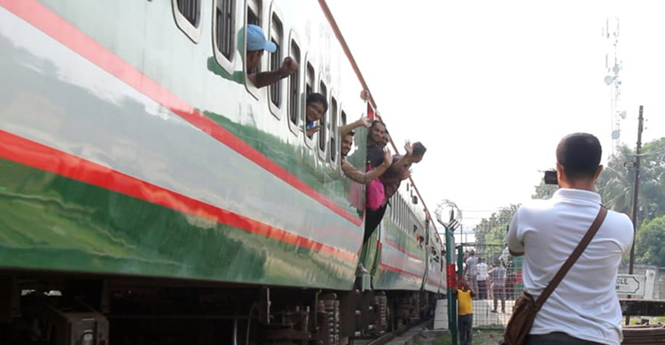 পদ্মা সেতু হয়ে ঢাকার পথে ‘বেনাপোল এক্সপ্রেস’