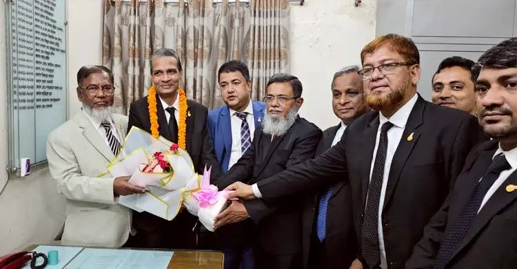 ঢাকা ট্যাক্সেস বার অ্যাসোসিয়েশনের নতুন কমিটিকে দায়িত্ব হস্তান্তর