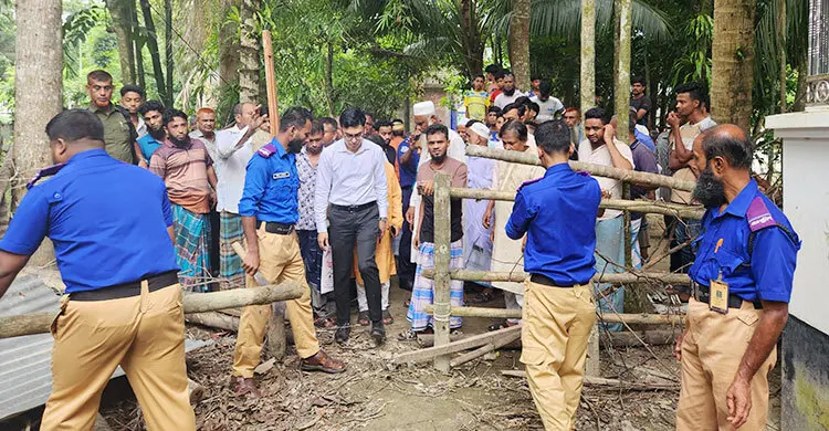 শিক্ষক পরিবারের চলাচলের পথে দেওয়া সেই বেড়া অপসারণ