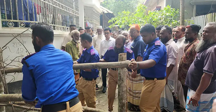 শিক্ষক পরিবারের চলাচলের পথে দেওয়া সেই বেড়া অপসারণ
