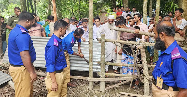 শিক্ষক পরিবারের চলাচলের পথে দেওয়া সেই বেড়া অপসারণ