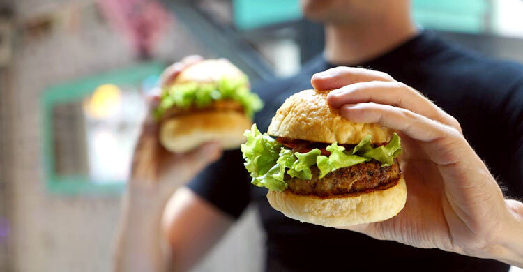 বন্ধুদের সঙ্গে বাজি ধরে পুরো বার্গার গিলতে গিয়ে যুবকের মৃত্যু