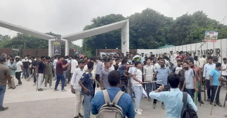কারমাইকেলে শিবির, বেরোবির বাইরে লাঠিসোঁটা হাতে ছাত্রদল-যুবদলের অবস্থান