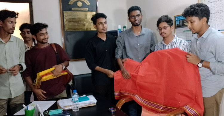 সক্রিয় ছাত্রদল-শিবির, প্রতিবাদে প্রশাসনকে শাড়ি-চুরি ‘উপহার’