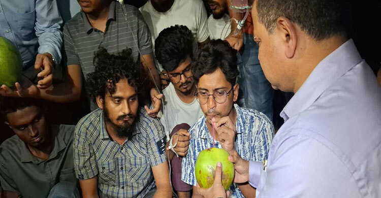 অনশনকারীদের ডাব খাইয়ে ৫৯ ঘণ্টা পর অনশন ভাঙালেন বেরোবি উপাচার্য