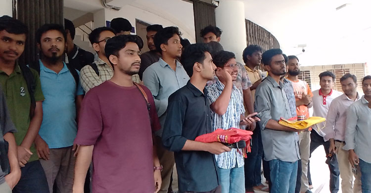 সক্রিয় ছাত্রদল-শিবির, প্রতিবাদে প্রশাসনকে শাড়ি-চুরি ‘উপহার’