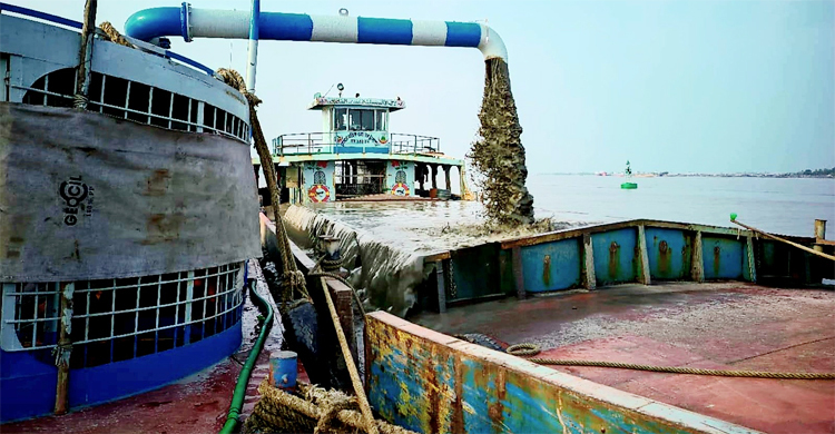 ২ বছর বন্ধের পর মোংলা বন্দরে ড্রেজিং শুরু