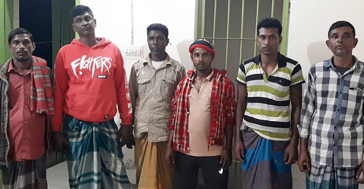 নিষেধাজ্ঞা অমান্য করে কাঁকড়া শিকার, আটক ২০