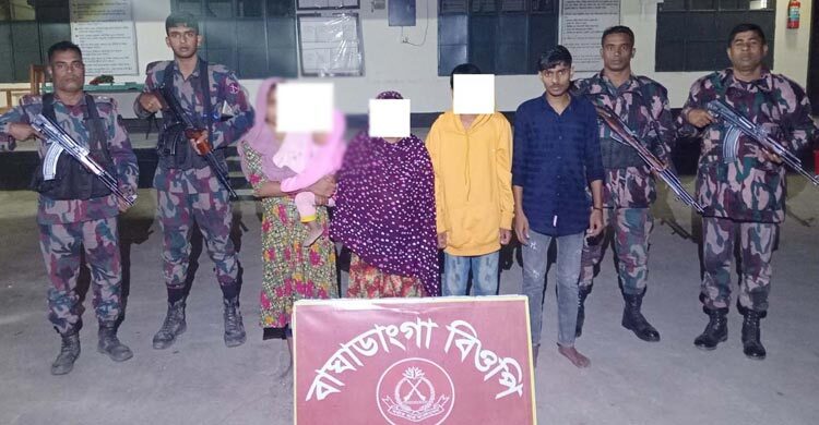 ঝিনাইদহ সীমান্তে নারী শিশুসহ আটক ১৩