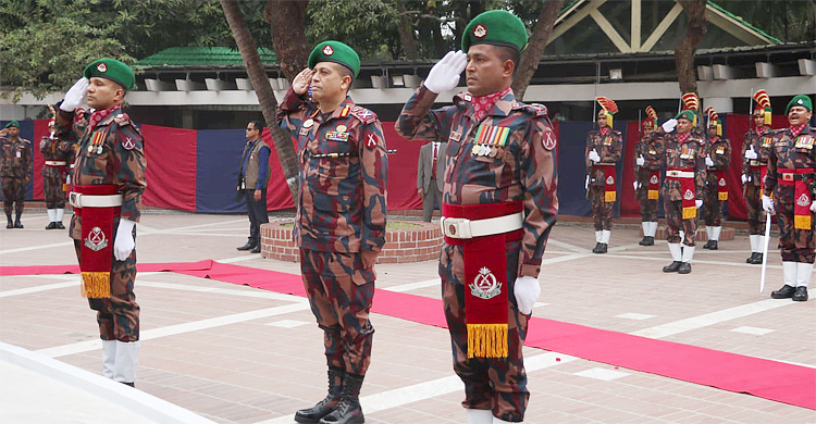 টুঙ্গিপাড়ায় বঙ্গবন্ধুর সমাধিতে বিজিবির নতুন ডিজির শ্রদ্ধা