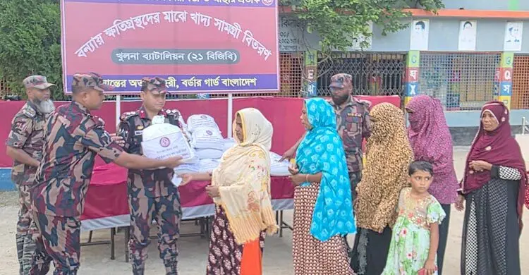 বেনাপোলে প্লাবিত ১০০ পরিবার পেল বিজিবির ত্রাণ