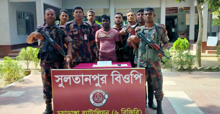 যুবকের কোমরে প্যাঁচানো বেল্টে মিললো ৪৬ সোনার বার