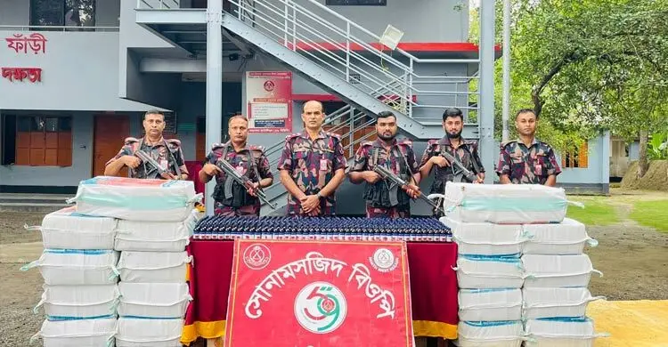 সোনামসজিদে পাথরবোঝাই ভারতীয় ট্রাকে মিললো ৬ হাজার বোতল নেশার সিরাপ