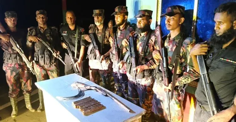 সীমান্তে বিজিবি ও র‌্যাবের যৌথ অভিযান, অস্ত্র ও বিস্ফোরক উদ্ধার