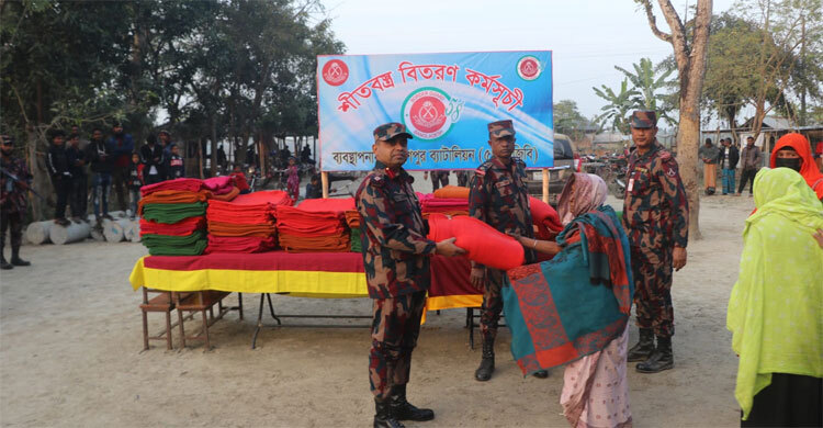 মহেশপুরে সীমান্তবর্তী এলাকায় বিজিবির শীতবস্ত্র বিতরণ