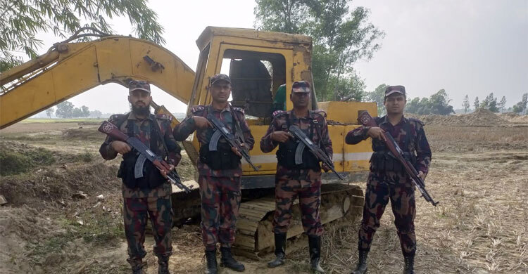 অবৈধভাবে মাটি কাটা রোধে বিজিবির অভিযান, ভেকু জব্দ