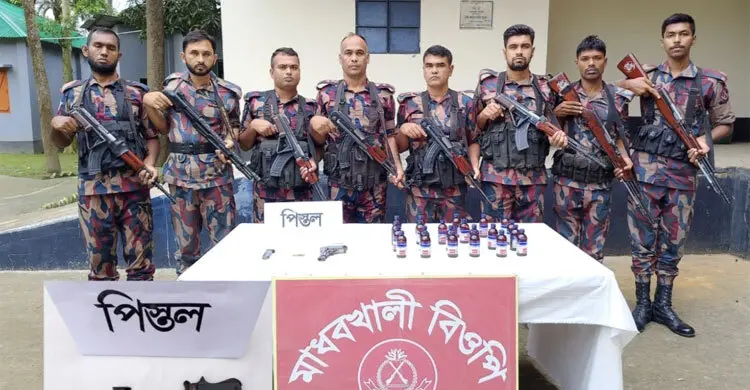 চুয়াডাঙ্গা সীমান্তে বিদেশি পিস্তল-ভারতীয় সিরাপ জব্দ