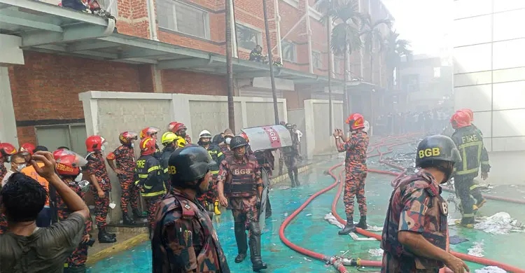 গাজীপুরে ড্রাগ ইন্টারন্যাশনাল লিমিটেডের ওষুধ কারখানায় আগুন নিয়ন্ত্রণে যোগ দিয়েছে বিজিবি/ছবি বিজিবি