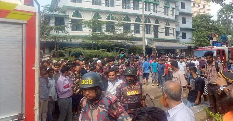 গাজীপুরে ড্রাগ ইন্টারন্যাশনাল লিমিটেডের ওষুধ কারখানায় আগুন নিয়ন্ত্রণে যোগ দিয়েছে বিজিবি/ছবি বিজিবি