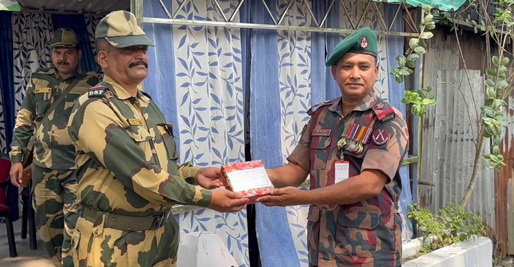 বিএসএফকে মিষ্টি উপহার দিলো বিজিবি
