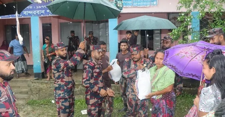 আলীকদমে বন্যাদুর্গত ৮০ পরিবারের মধ্যে ত্রাণ বিতরণ বিজিবির