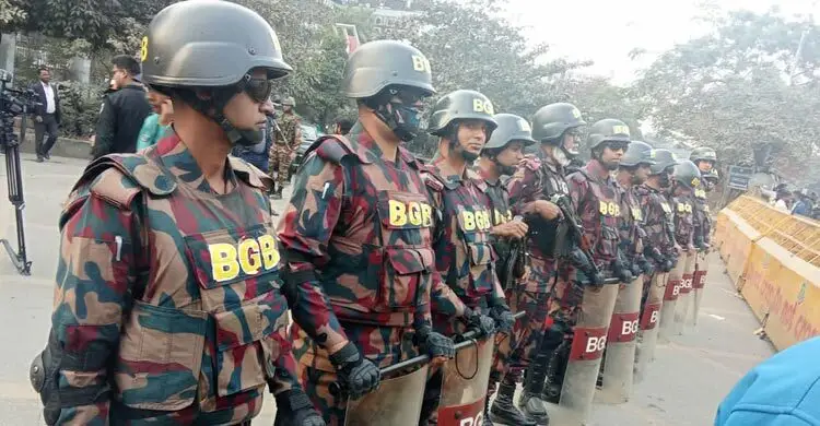 নিরাপত্তা জোরদার, নির্বাচন কমিশনের সামনে বিজিবি মোতায়েন