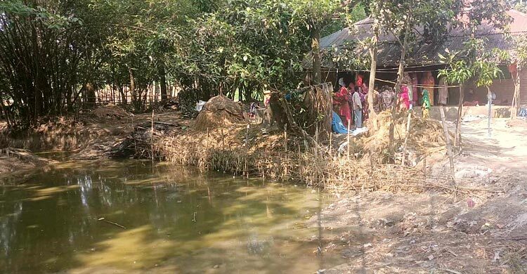 বাড়ির পাশে ডোবায় ডুবে শিশুর মৃত্যু