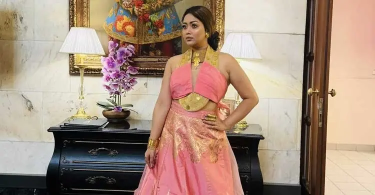 বেনারসি প্রিন্সেস লুকে অনবদ্য ভাবনা