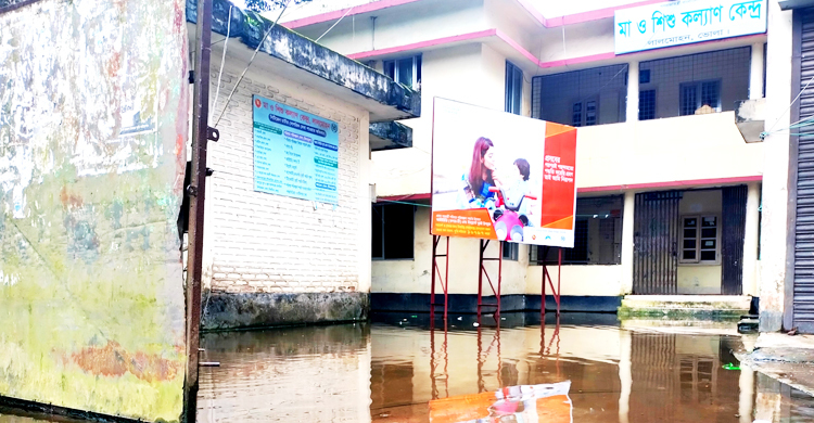 ভোলায় মা ও শিশু কল্যাণ কেন্দ্রে জলাবদ্ধতা, পানি মাড়িয়ে আসছেন রোগী
