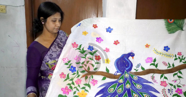 ইউটিউব দেখে হ্যান্ডপেইন্ট শিখে এ্যানির আয় ৩০ হাজার টাকা