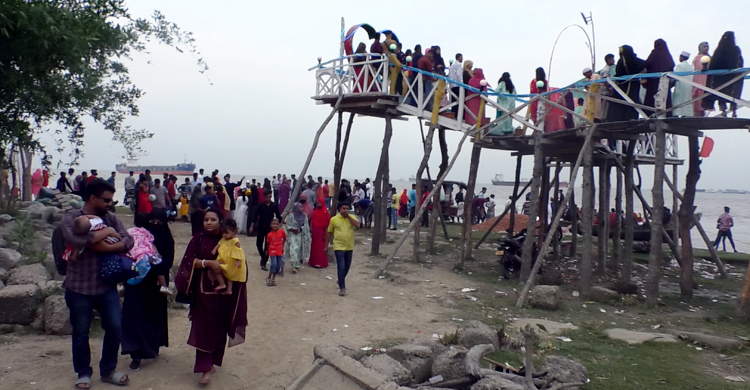 মেঘনা পাড়ে পর্যটকের ঢল