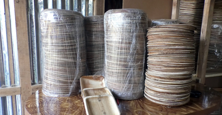 ভোলায় চাহিদা বাড়ছে সুপারির খোল থেকে তৈরি তৈজসপত্রের