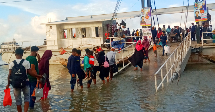 তলিয়ে গেছে ইলিশা লঞ্চঘাট, ভোগান্তিতে যাত্রীরা