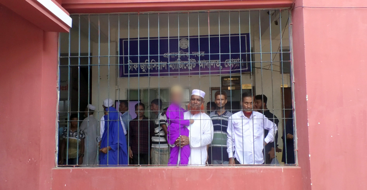 মামলার আসামি ৬ বছরের শাকিল, বাবার কোলে চড়ে আসে আদালতে