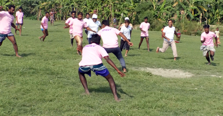 কৃষি কর্মকর্তাদের সঙ্গে ফুটবল খেললেন কৃষকরা, ছিল ভোজের আয়োজন