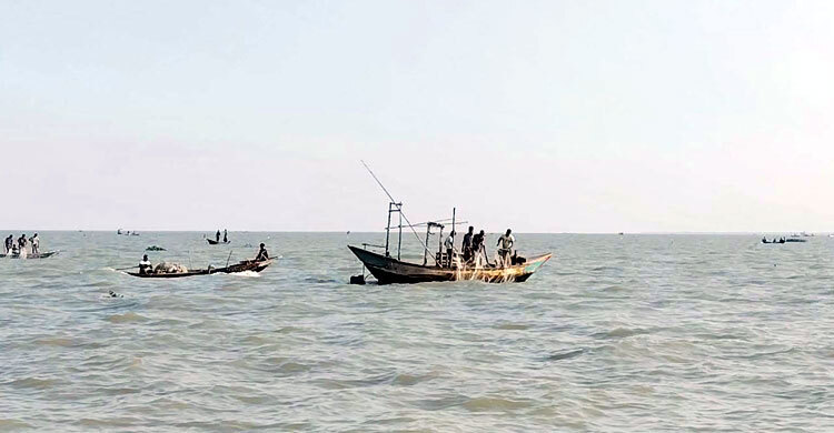 নিষেধাজ্ঞা উপেক্ষা, মনপুরায় অবাধে চলছে মাছ শিকার