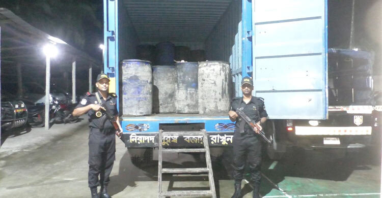 ভোলায় পাচারের সময় ৩৭ ব্যারেল চোরাই সয়াবিন তেল জব্দ