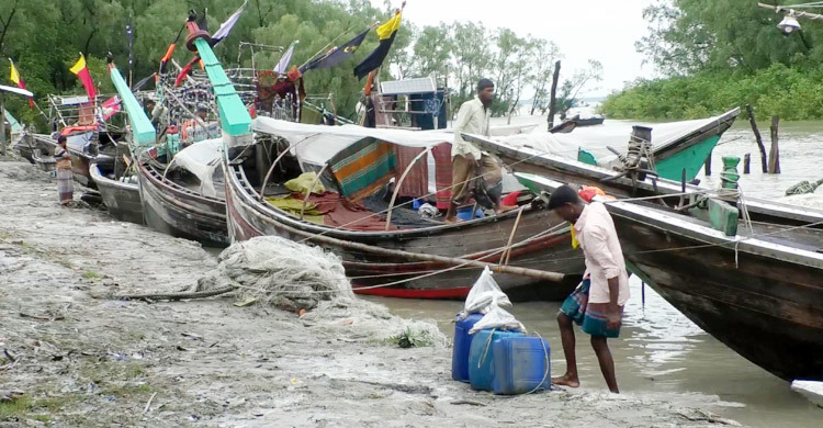 ২২ দিনের নিষেধাজ্ঞা শুরু, তীরে ফিরেছেন ভোলার জেলেরা