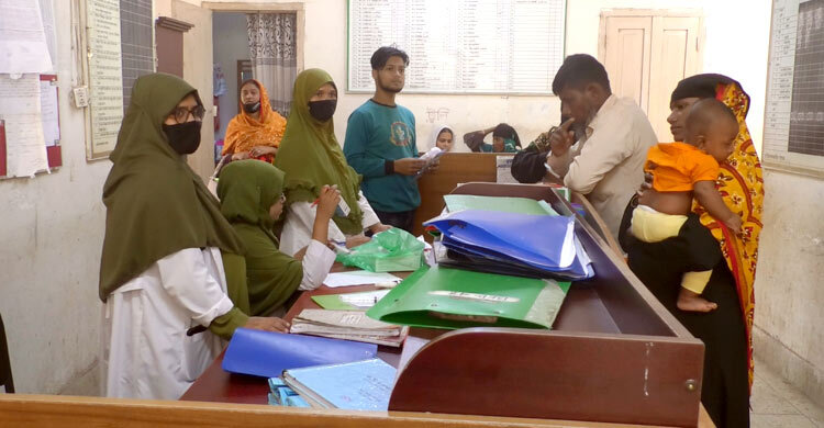 স্বাস্থ্য কমপ্লেক্সে ২ মাস বেতন বন্ধ, ভোগান্তিতে ডাক্তার-নার্সরা