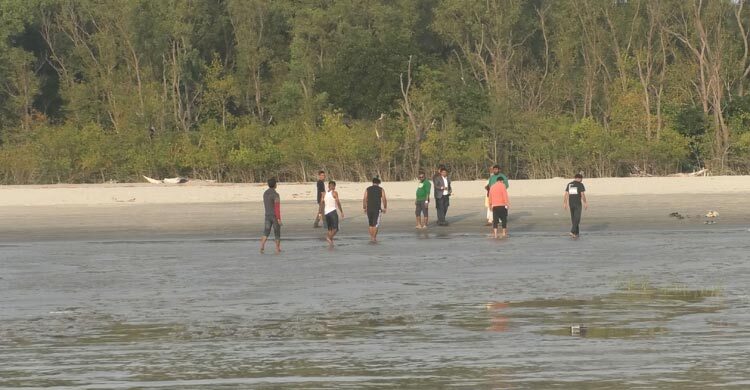 তারুয়া সমুদ্র সৈকতে বাড়ছে পর্যটকদের ভিড়