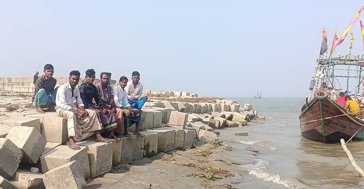 ভোলার মেঘনায় ডাকাত আতঙ্ক, মুক্তিপণ-হামলার ভয়ে নদী ছাড়ছেন জেলেরা